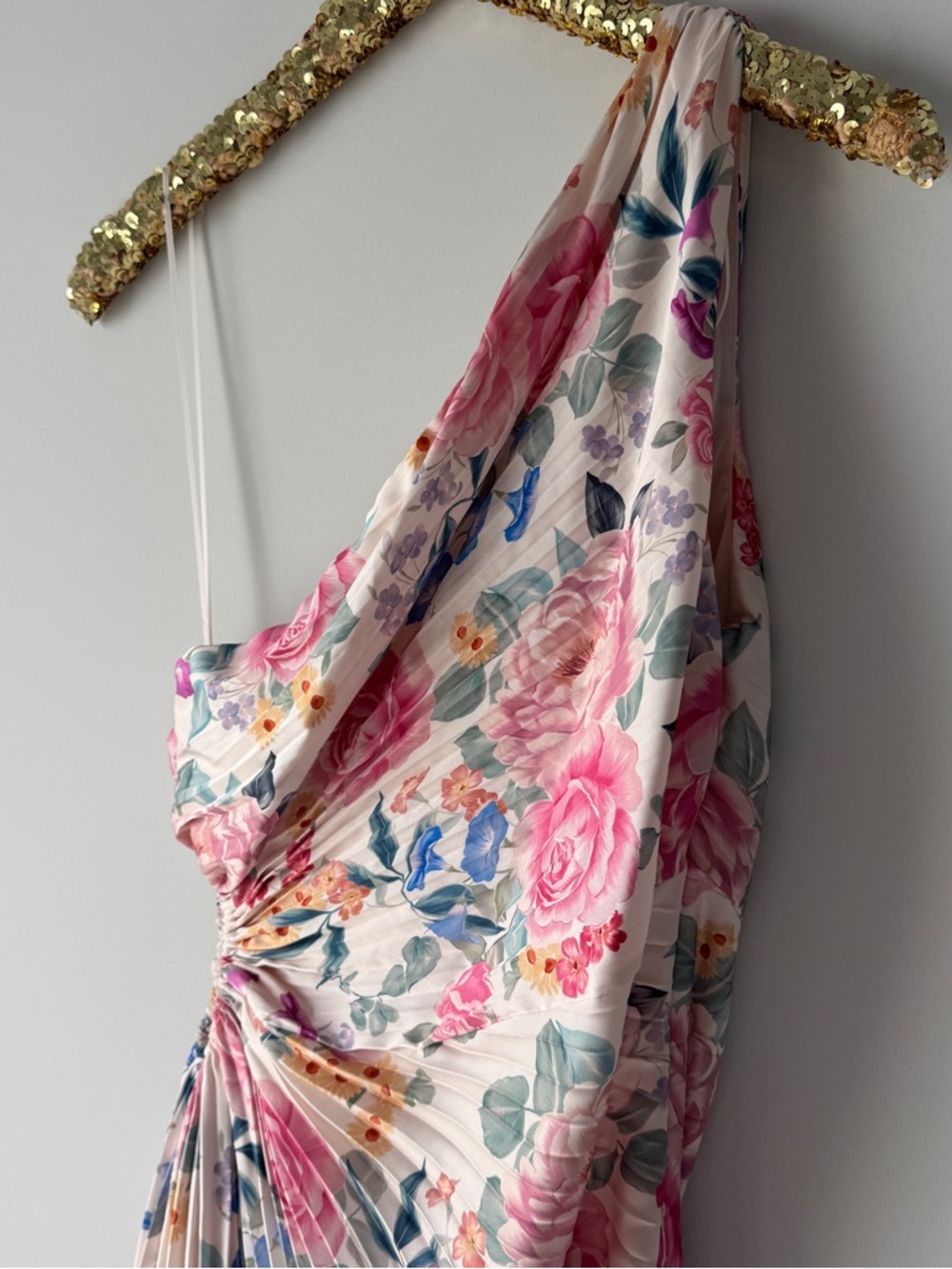 Vici One-Shoulder Floral Pleated dress with side cut out - Picture 2 of 3